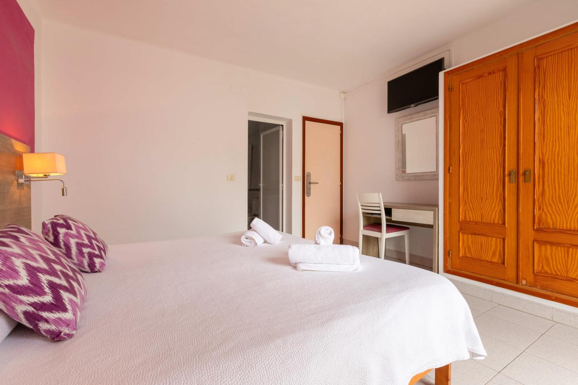 Hostal Mari Sant Antoni de Portmany Dış mekan fotoğraf